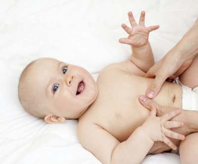Ini Pengobatan Rumahan Jika Bayi Anda Sembelit